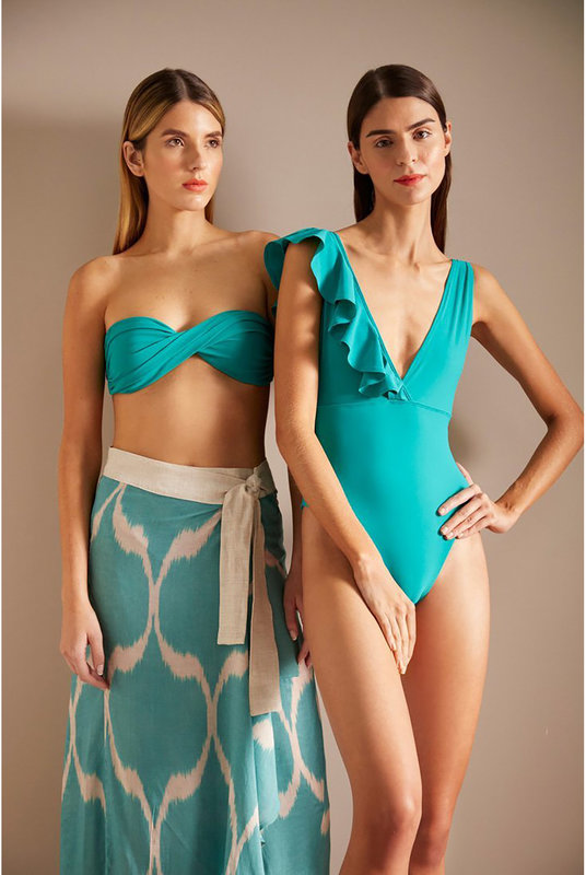 Бандо в бирюзовом цвете, купальник бандо без бретелей, фото на модели. 