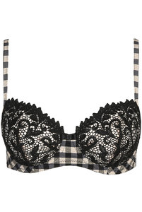 Кружевной балконет с мягкими чашками на кости в черном цвете, фото крупным планом. 