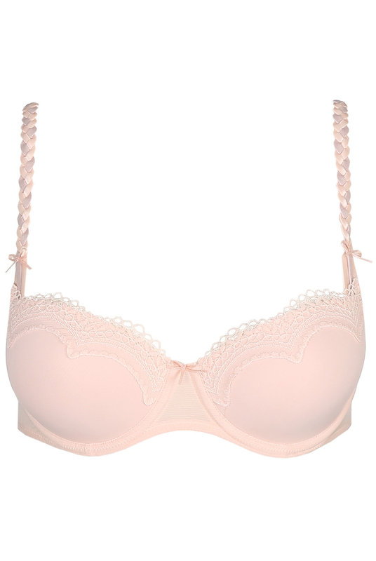 Бюстгальтер балконет в розовом цвете с кружевом по линии декольте, фото крупным планом. 