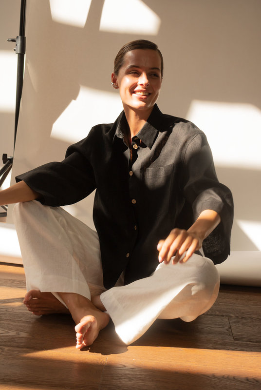 Стильная, современная рубашка для отдыха и прогулок в путешествиях, стильный образ черная льняная рубашка и белые брюки.