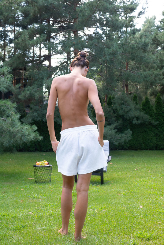 Женские льняные шорты премиум качества от Нокая современная роскошная одежда для отдыха. Жіночі лляні шорти преміум якості від Нокая сучасний розкішний одяг для відпочинку.