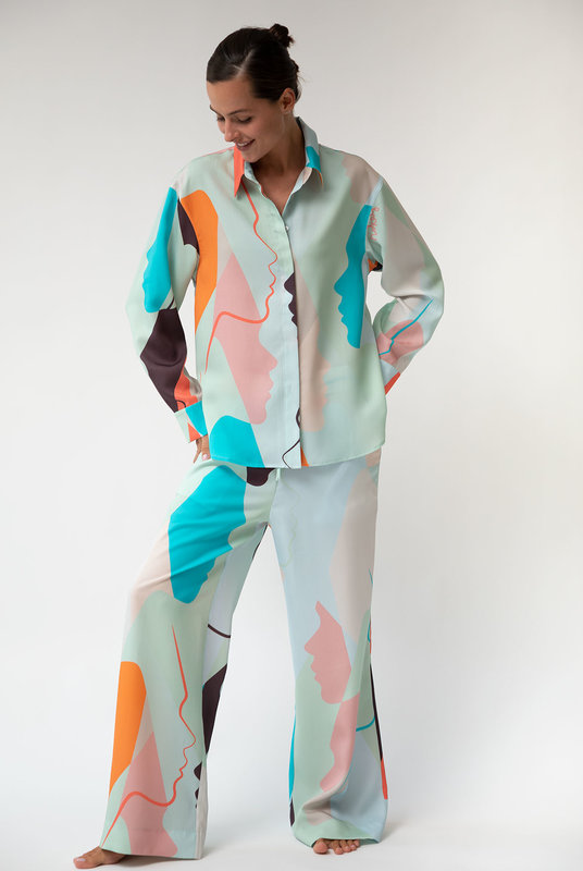 Купить женские брюки из эко материала, брендовый костюм: штаны и рубашка зеленого оттенка принт от Нокая.