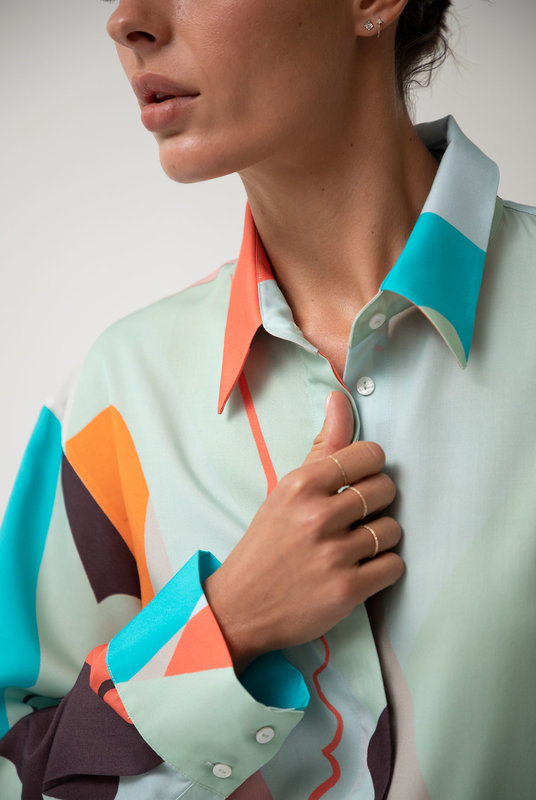 Купить женскую рубашку для пляжа и городских прогулок премиального бренда Nokaya из 100% льна в ярком графичном принте светлого цвета. Купити жіночу сорочку для пляжу та мiських прогулок преміального бренду Nokaya зі 100% тенсела в яскравому принтi свiтлого кольора.