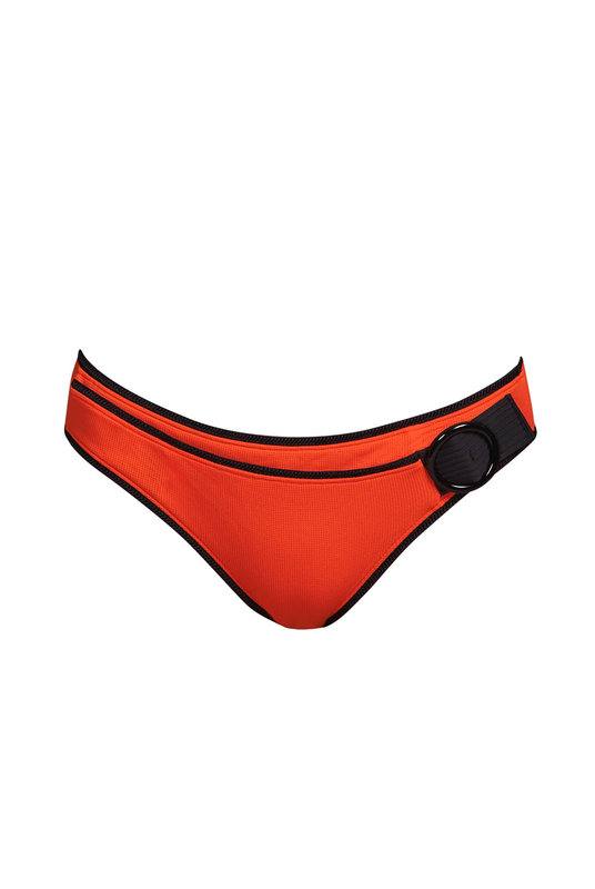 Красный купальник раздельный: купальные слипы, выполненные из рельефной ткани. 