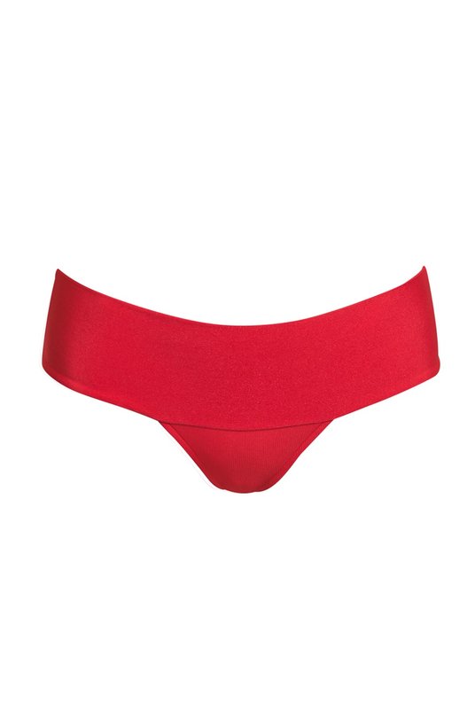 Низ купальника - купальные слипы в красном цвете, фото крупным планом. 