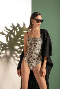 Цельный купальник с леопардовым принтом на тонких бретелях, от Туше. 