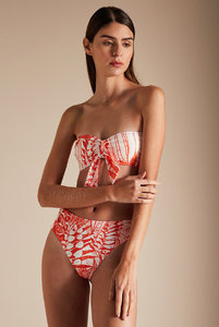 Верх купальника бандо с принтом абстрактным в красно-белом, от Туше. 